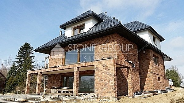 dom ocieplony styropianem i oklejony klinkierem